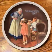 1986 Knowles "Grandma's Surprise" Norman Rockwell Mothers Day W/COA NIB.