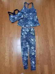 OLD NAVY ACTIVE BLUE AND WHITE PAISLEY TANK LEGGINGS AND SPORT BRA SET/OUTFIT XS