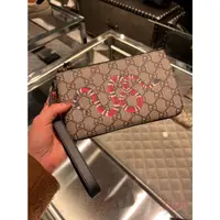 在飛比找蝦皮購物優惠-【歐洲outlet正品】GUCCI  滿版LOGO 蛇印花 