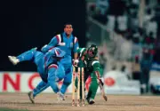 England wicketkeeper Alec Stewart runs out Pakistan batsman S- Cricket Photo 1