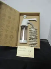 The Pampered Chef 1525 Cookie Press with 16 Discs, New in Box