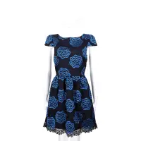 在飛比找Yahoo奇摩購物中心優惠-Alice+Olivia 深藍色玫瑰刺繡蕾絲滾邊短袖洋裝
