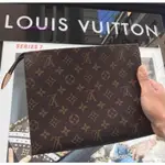 二手現貨 LV MONOGRAM 老花 中型 26 拉鍊 手拿 收納袋 萬用 化妝包 M47542