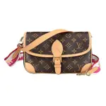 LV M46049 DIANE 花紋LOGO寬版背帶設計MONOGRAM帆布滾邊牛皮手提斜背包(咖啡X桃紅)