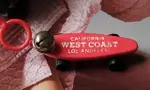 🇺🇸美國帶回CALIFORNIA WEST COAST LOS ANGELES字樣正紅滑板車黑輪可滑動掛飾全新古董