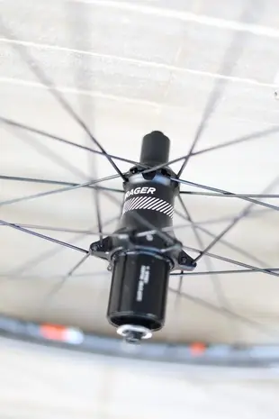 -中年大叔-BONTRAGER AURA 5 TLR 碳纖維輪組zipp/bora/vision/corima/跑零