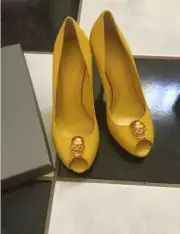 100% AUTH Alexander McQueen Yellow Leather Skull Ornament PeepToe Pumps Sz 37.5