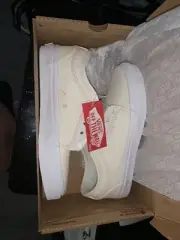 vans chukka low. Marshmellow color 6.5 Men. Size 8 In women. Unisex