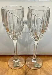 MIKASA NWT UPTOWN SET OF 2 CRYSTAL STEMMED 6OZ WINE GLASSES SWIRL
