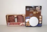 NIB Wilton Mini Pie Maker 3 Cutters 3 Shapes & Mini Pie Press 4.5”x3”