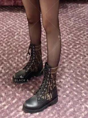 【BLACK A】FENDI 經典款Rockoko 黑色小牛皮拼接FF彈性布料針織襪子騎士靴 短靴 價格私訊