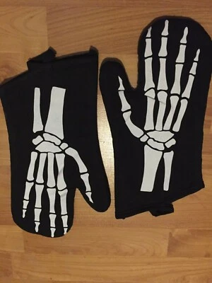 WILLIAMS SONOMA WHITE SKELETON HAND BONES BLACK MITT POTHOLDER Halloween SET 2