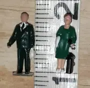 Diorama 2 People Figures HO 1:87 Scale Business Couple Walkers Passengers