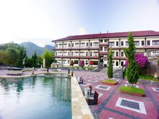 普里貝寧湖前線飯店Puri Bening Lake Front Hotel