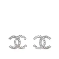 在飛比找ETMall東森購物網優惠-CHANEL CC Logo 水鑽及珍珠鑲飾針式耳環(銀色)
