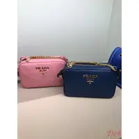 在飛比找蝦皮購物優惠-【歐洲outlet正品】PRADA 素色 LOGO 相機包