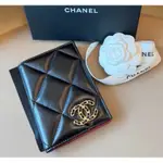 在台現貨💛🧡31800 香奈兒 CHANEL 19護照夾  護照套  黑金