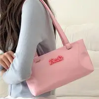 在飛比找Yahoo!奇摩拍賣優惠-粉色芭比斜背包 包包 時尚漆皮亮面腋下包 素色手提包 送Ba