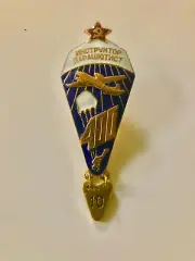 Soviet badge instructor-parachutist. 400+10 (25) jumps. original. new