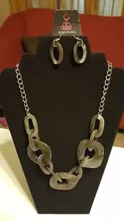 Paparazzi Courageously Chromatic SILVER/GRAY NECKLACE Acrylic, free earrings!!!!