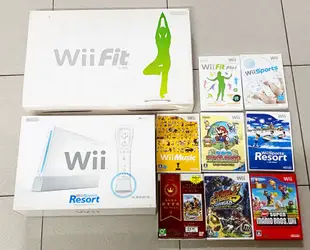 任天堂 Nintendo Wii 主機 （台灣博優公司貨，無改機）、手把組（動感強化版）*2、遊戲*8、Wii Fit 健身踏板*1