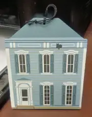 CATS MEOW HOLLY HILL FARMHOUSE CHRISTMAS ORNAMENT (Signed 1995, Retired) NEW