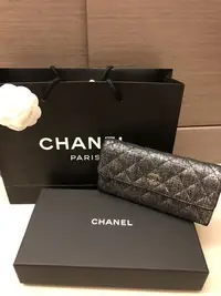 在飛比找Yahoo!奇摩拍賣優惠-蘋果布丁 二手 CHANEL 銀蔥經典菱格紋皮夾 香港機場限