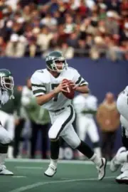 Quarterback Ken O'Brien New York Jets drops back to pass against t- Old Photo 1