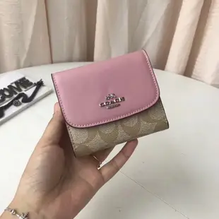 空姐精品代購 COACH 87589 新款女士立體馬車logo三折短款錢夾 後置拉鏈零錢袋 多卡位大容量 附代購憑證