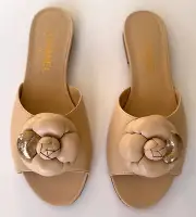 NEW CHANEL BEIGE LEATHER CAMELLIA FLOWER MULES SLIDES FLATS SANDALS 40