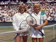 Steffi Graf of Germany and Martina Navratilova of the USA pose to - Old Photo 1