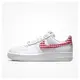 NIKE WMNS AIR FORCE 1 07 ESS TREND 女休閒運動鞋-白紅-DZ2784101