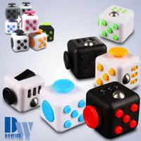 在飛比找PChome24h購物優惠-FC01神奇舒壓方塊(Fidget Cube)(顏色隨機)