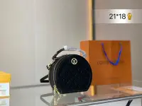 在飛比找Yahoo!奇摩拍賣優惠-【二手包包】LV 2021 新色 壓花高級牛皮熱壓  圓餅高