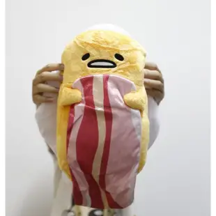 【Dona日貨】日本正版 超可愛蛋黃哥躺著睡覺蓋大培根當棉被 玩偶/抱枕/午安枕/靠枕 D03