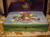 在飛比找Yahoo!奇摩拍賣優惠-歐洲古物時尚雜貨 彩繪藝術 花卉盆栽鐵盒 綠白花邊鐵盒 收納