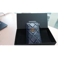 在飛比找蝦皮購物優惠-全新 Chanel 19手機包 扁長夾 藍黑色山羊皮