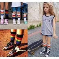 在飛比找Yahoo!奇摩拍賣優惠-【小阿霏】兒童中筒襪 美式彩虹條紋襪學生襪 女童男童運動風中
