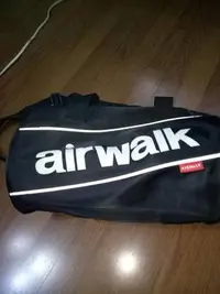 在飛比找Yahoo!奇摩拍賣優惠-品牌air walk運動包旅行袋21x33cm（ 櫃床黃袋）