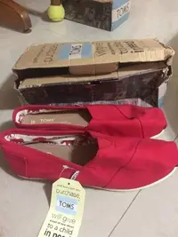 在飛比找Yahoo!奇摩拍賣優惠-TOMS classics Red Canvas 走路鞋 便