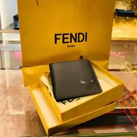 在飛比找Yahoo!奇摩拍賣優惠-【二手】FENDI男士短夾 Bag Bugs眼睛 對折短夾 