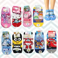在飛比找momo購物網優惠-【DF 童趣館】正版授權台灣製造卡通直版襪-隨機五入