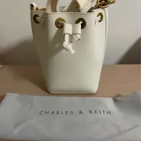 在飛比找PopChill優惠-[二手] CHARLES & KEITH 白色小迷你水桶包 