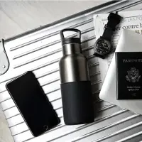在飛比找momo購物網優惠-【HYDY】美國時尚保溫水壺 - 油墨黑-鈦灰瓶(小容量48