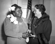 HATTIE McDANIEL HOLDS ACADEMY AWARD FOR "GONE WITH THE WIND" 8X10 PHOTO (BB-165)
