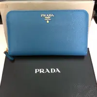 在飛比找蝦皮購物優惠-<精品出清> 【PRADA】金字浮雕LOGO防刮ㄇ字型拉鍊長