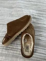 UGG CHESTNUT CLASSIC SLIP-ON SUEDE/ SHEEPSKIN SLIPPERS, MEN US 9