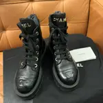 正品專櫃購入香奈兒CHANEL 23B 厚底馬丁短靴黑 SIZE35.5