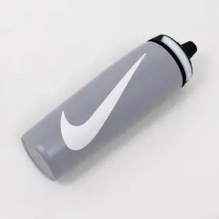 【NIKE 耐吉】水壺 Refuel Water Bottle 24 oz 灰 白 可擠壓 單車 運動水壺(N100766608-624)