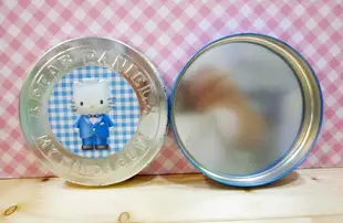 【震撼精品百貨】Hello Kitty 凱蒂貓 HELO KITTY鐵盒-丹尼爾大圓鐵盒-藍西裝 震撼日式精品百貨